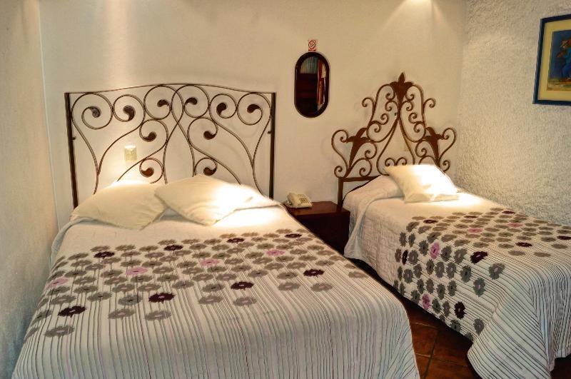 Hotel Meson De Los Remedios Morelia Exterior photo