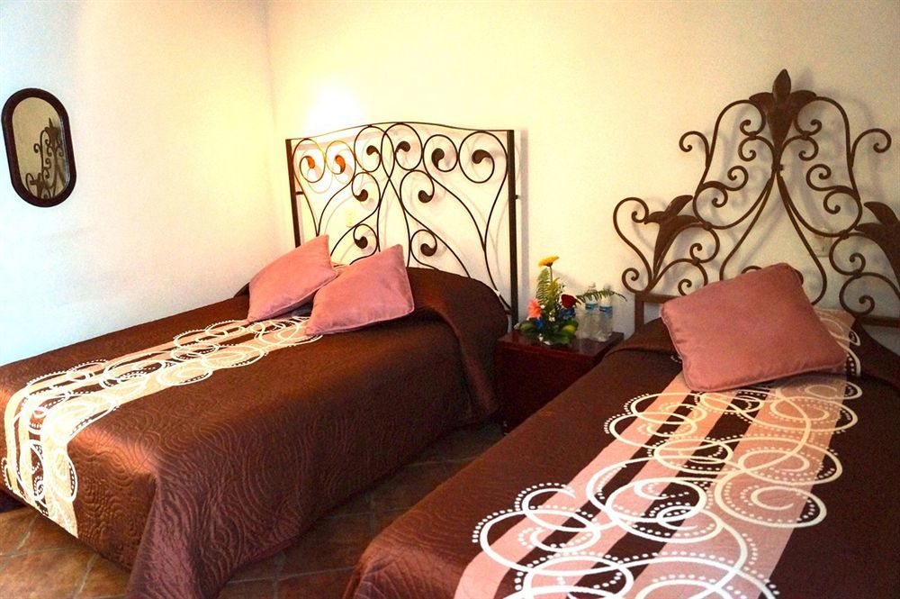 Hotel Meson De Los Remedios Morelia Exterior photo