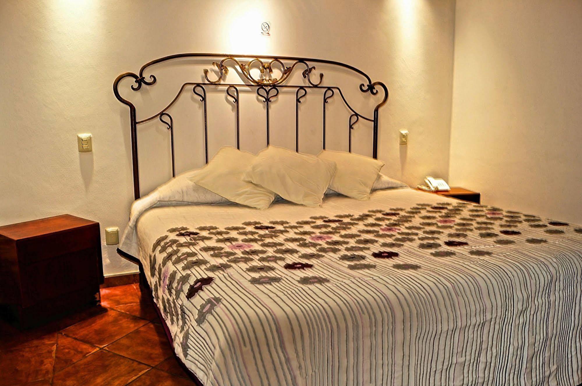 Hotel Meson De Los Remedios Morelia Exterior photo
