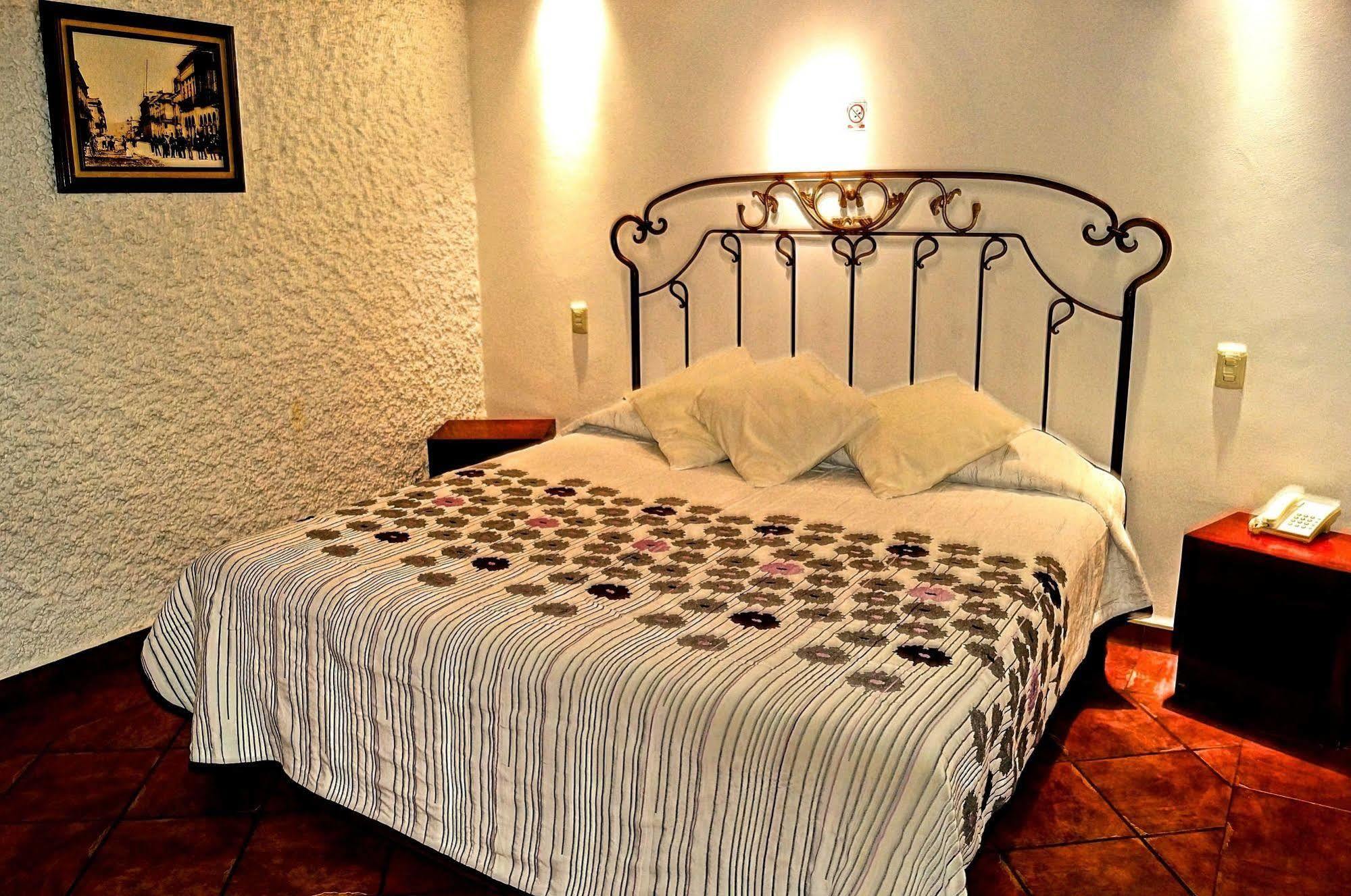 Hotel Meson De Los Remedios Morelia Exterior photo